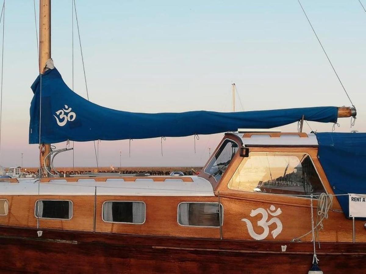"Om" Yacht Hotel Nida Bagian luar foto